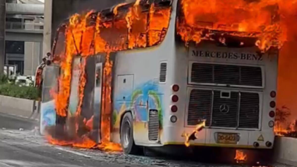 Así se incendió el autobús escolar en Tailandia. Foto: X/@AlertaMundoNews.