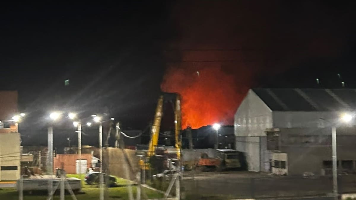 Incendio en Sarandí: una enorme columna de humo afecta la visibilidad en la autopista Buenos Aires-La Plata