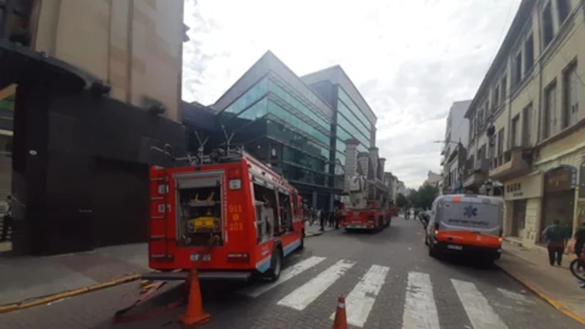 Se incendió el cine del shopping Abasto: dos personas sufrieron quemaduras y el SAME asistió a otras seis