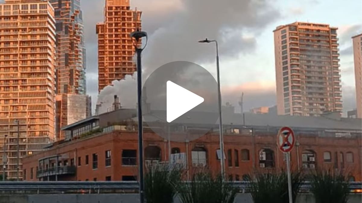 Incendio en un restaurante de Puerto Madero: evacuaron a 50 personas y dos hombres fueron asistidos por inhalación de humo
