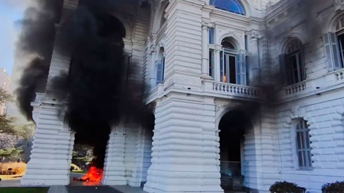 Tensión en La Plata: incidentes y principio de incendio en la Municipalidad durante una protesta