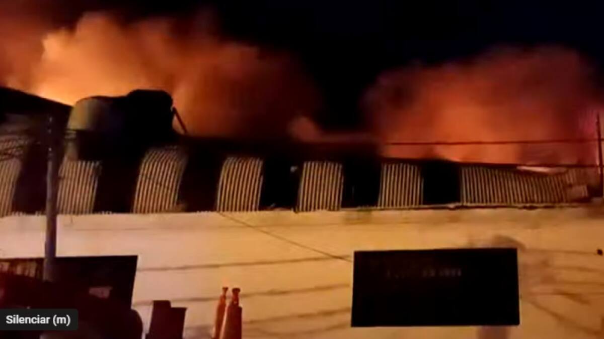 Impresionante incendio en una pañalera en Lomas del Mirador: hay peligro de derrumbe y colapsó el techo