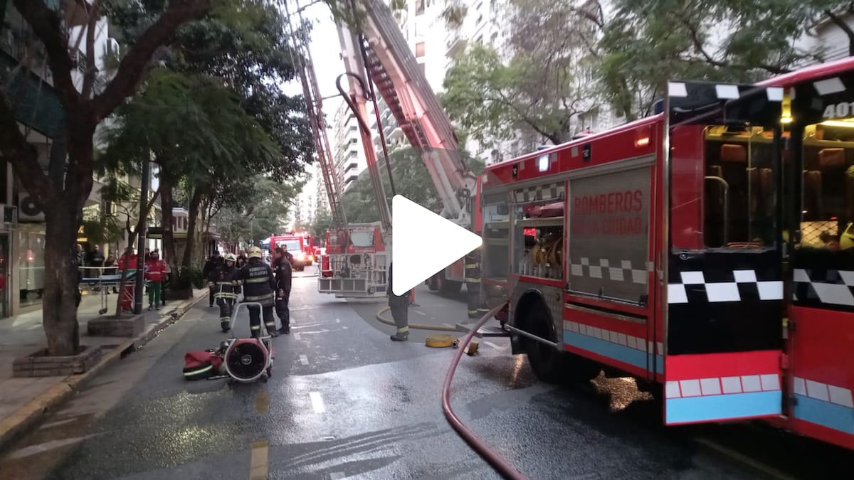 Incendio en Recoleta: evacuaron un edificio de 13 pisos y un hombre fue trasladado al hospital