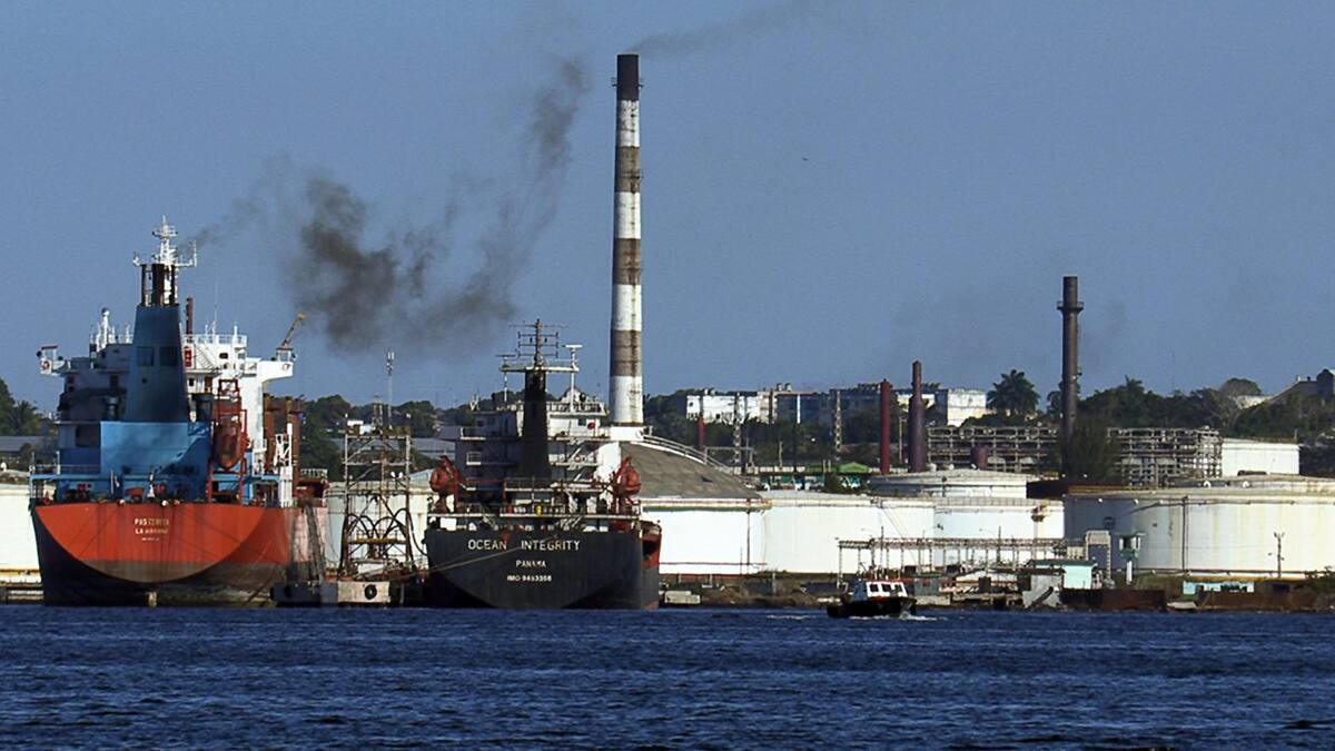 Incendio en una refinería de Cuba.