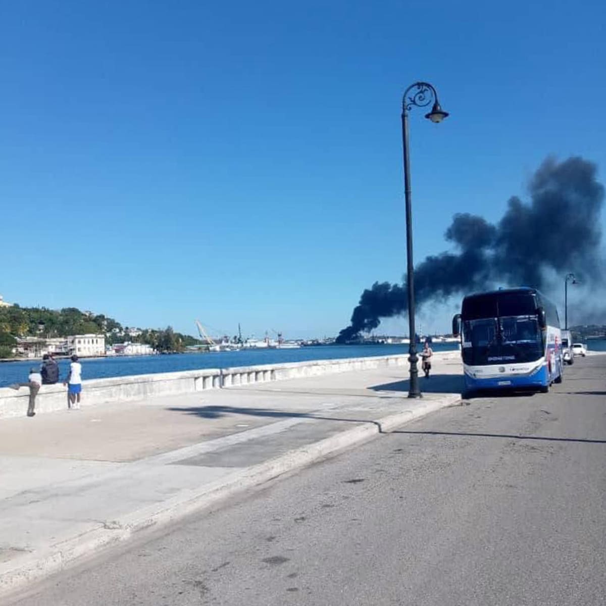 Incendio en una refinería de Cuba.