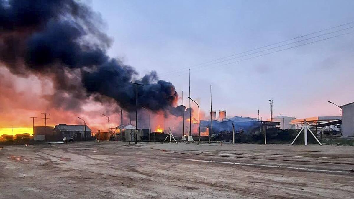 Incendio en una refinería de Neuquén. Foto: NA