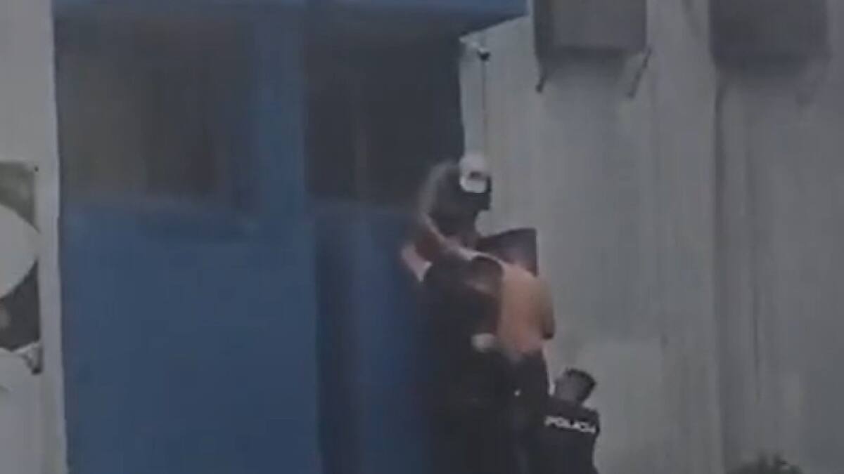 Imágenes desesperantes: un muerto y 25 afectados por el incendio de un geriátrico en Mendoza