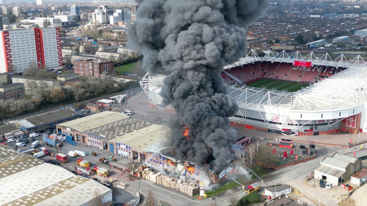 Incendio que provocó la suspensión del partido entre Southampton y el Preston North End. Foto: REUTERS.