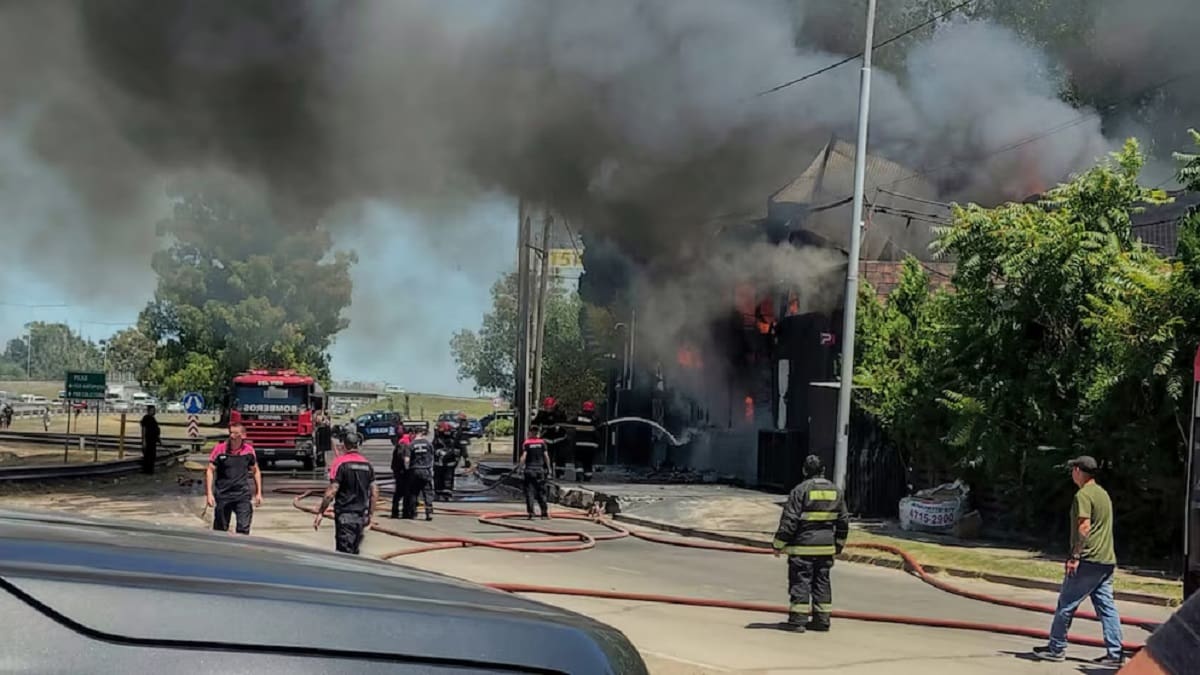 Voraz incendio en una cervecería de Pilar: los dueños culparon del fuego a un salón de eventos vecino