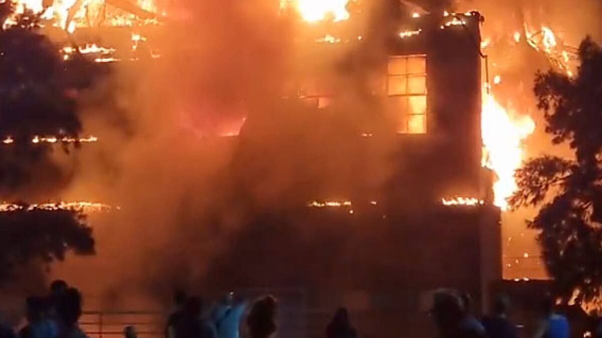 Incendio y derrumbe en Avellaneda. Foto: NA.