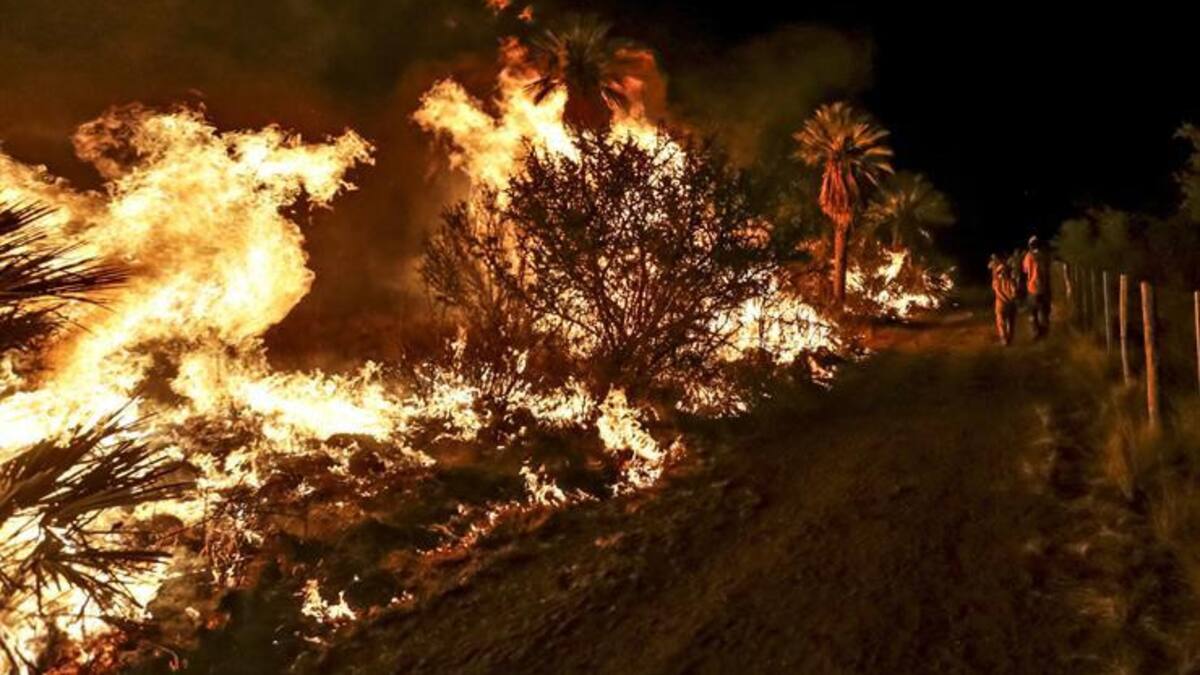 Se mantiene activo un foco de incendio en San Luis y bomberos luchan para combatirlo