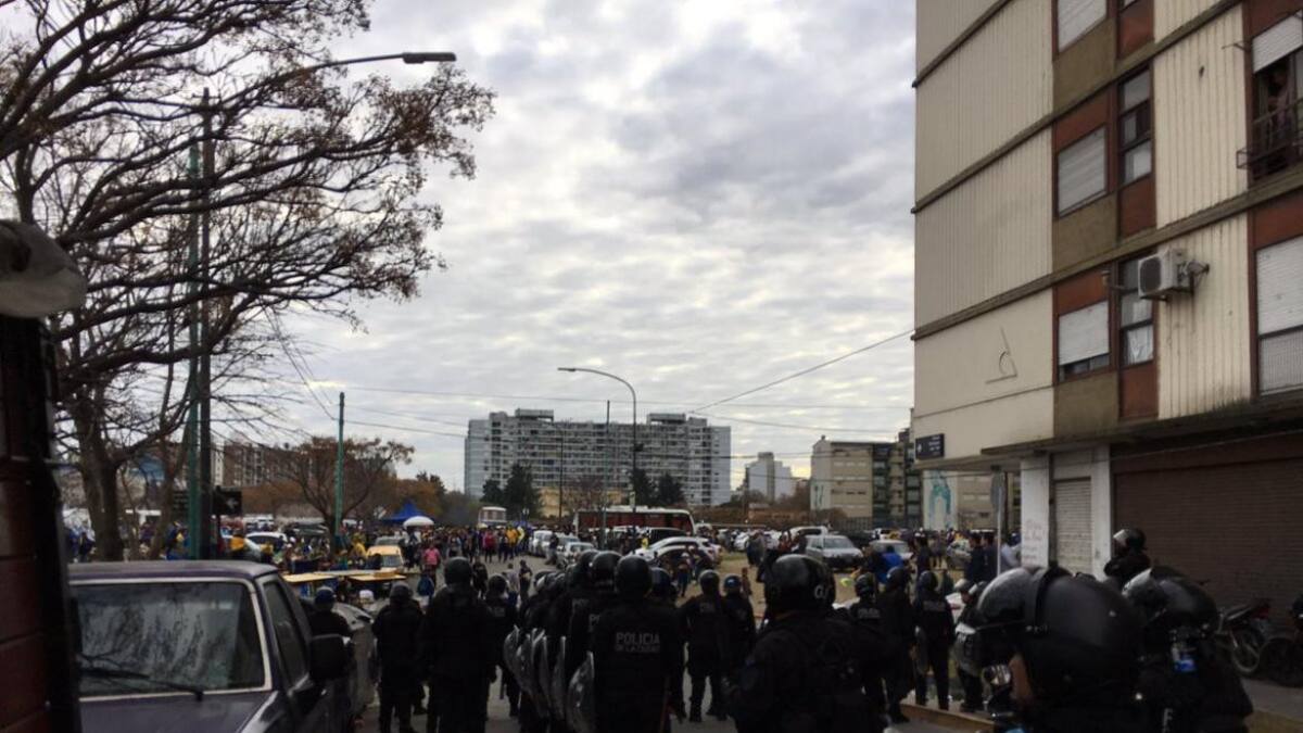 Incidentes en La Bombonera: hinchas intentaron ingresar para ver los festejos