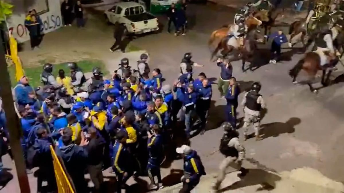 Incidentes con hinchas de Boca en las afueras del estadio de Nacional. Foto: captura video