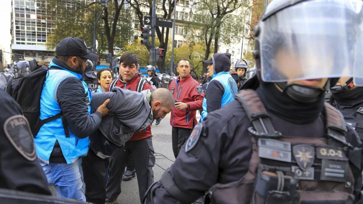Incidentes en acampe frente al ministerio de Desarrollo social, protesta agrupaciones sociales, NA