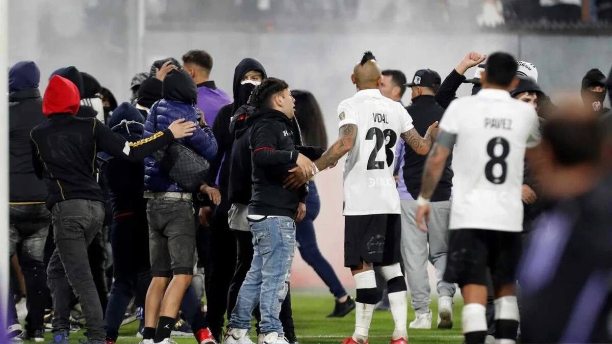 Incidentes en el partido entre Colo Colo y Fortaleza por la Copa Libertadores. Foto: NA.