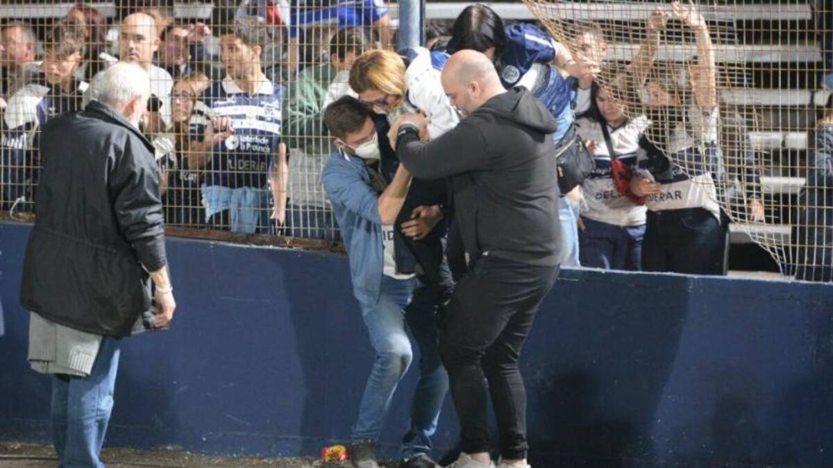 Incidentes en el partido entre Gimnasia y Boca. Foto: NA.