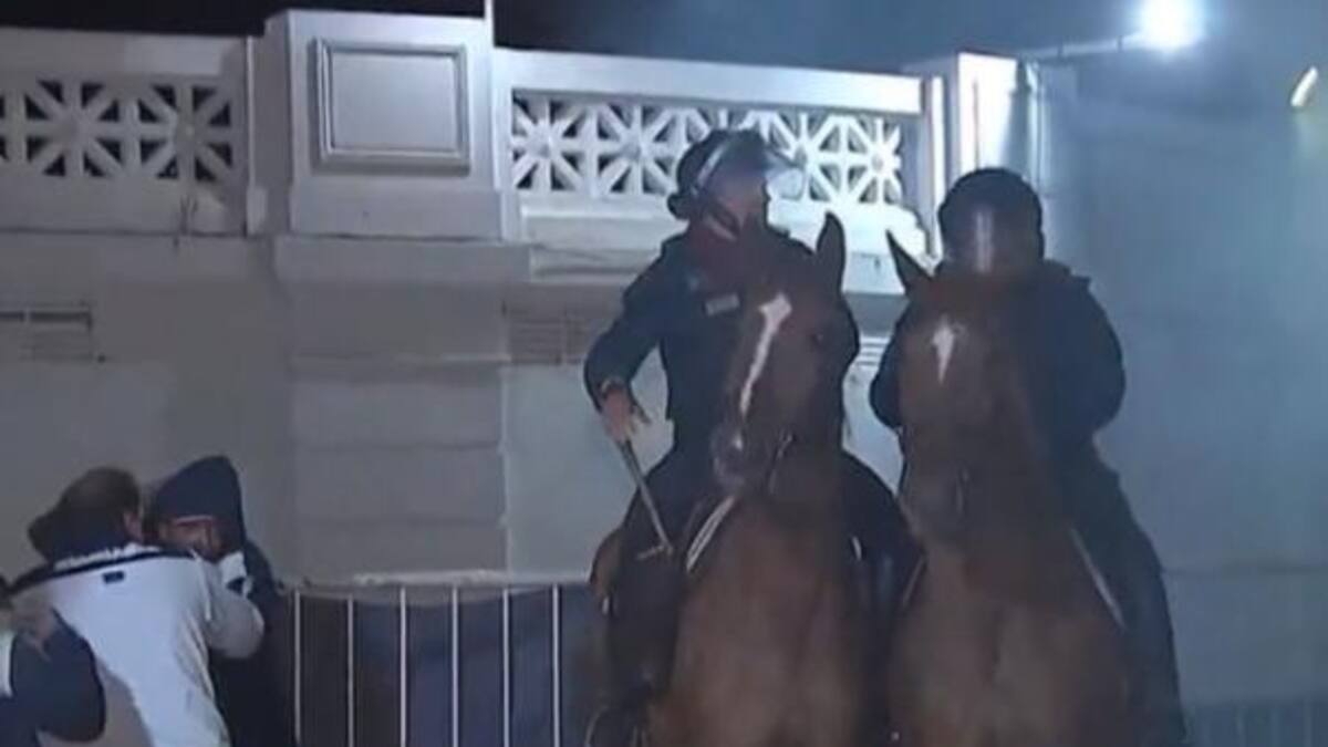 Incidentes en La Plata, agresión a camarógrafo. Foto: NA