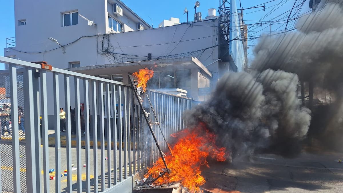 Crece la tensión entre Juan Grabois y La Cámpora: amenazas y quema de un árbol de Navidad frente a la Municipalidad de Lanús
