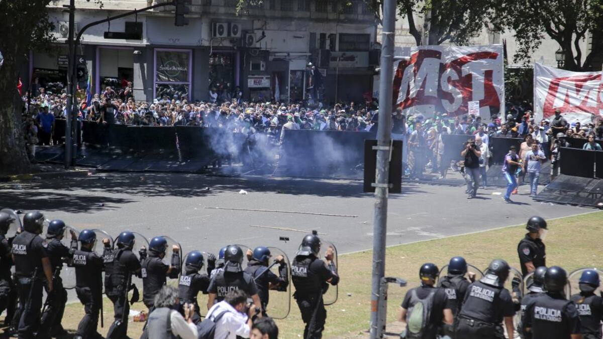 incidentes en marcha contra la reforma previsional (Canal 26)