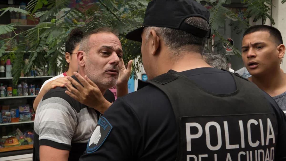 Incidentes en Parque Patricios: vecinos quisieron entrar por la fuerza al edificio que sufrió un derrumbe en el estacionamiento