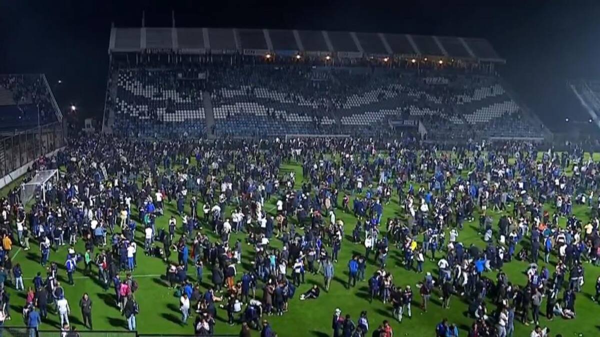 Incidentes en pleno partido entre Gimnasia y Boca. Foto: NA
