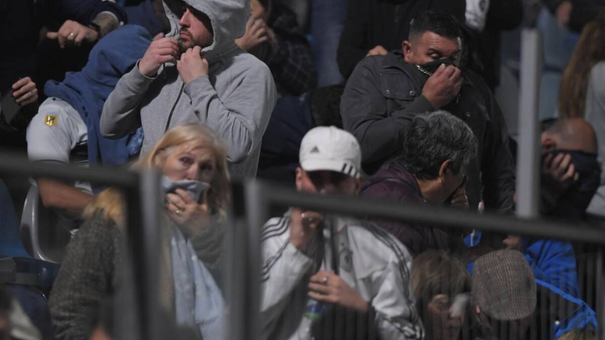 Incidentes en pleno partido entre Gimnasia y Boca. Foto: Télam