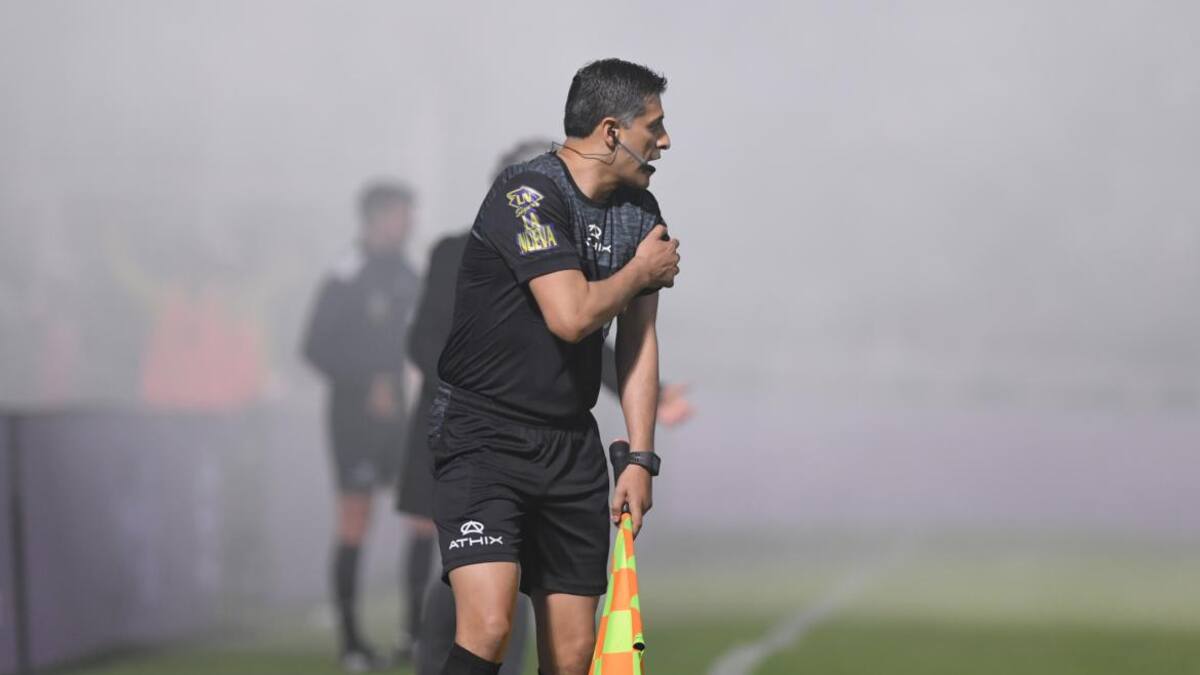Incidentes en pleno partido entre Gimnasia y Boca. Foto: Télam