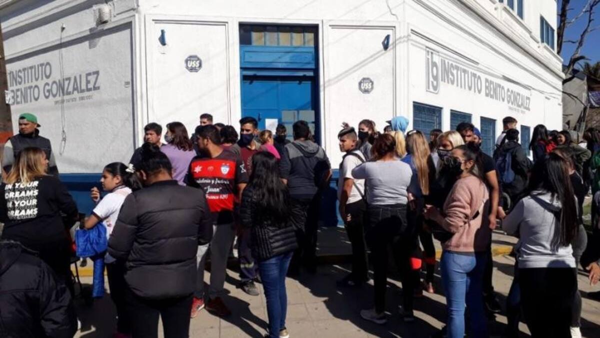 Incidentes en un colegio de Bernal por supuesto caso de abuso.