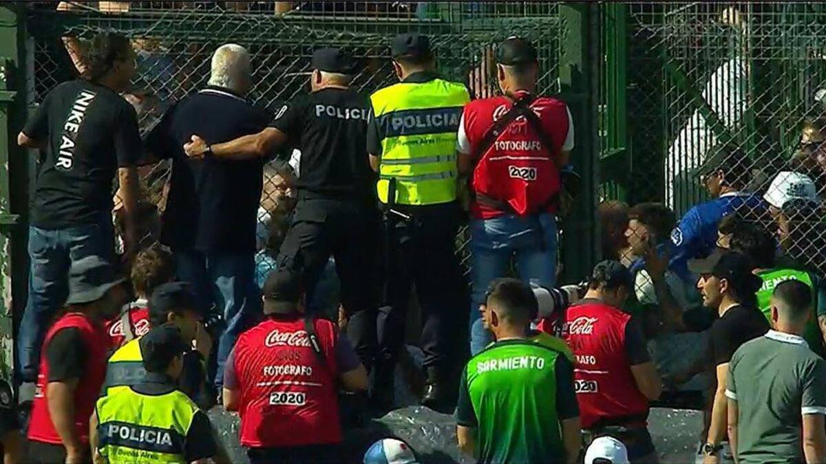 Incidentes entre hincha en el partido Sarmiento - Boca. Foto: Captura de TV.