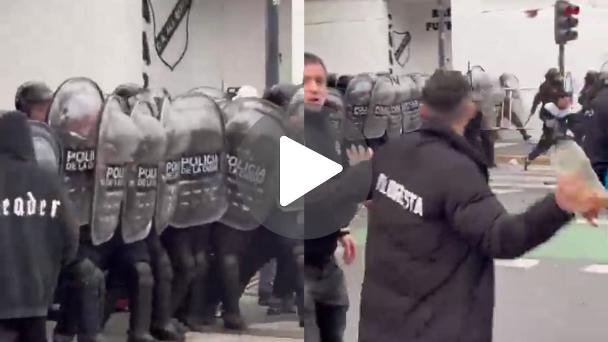 Incidentes entre hinchas de All Boys y la Policía.