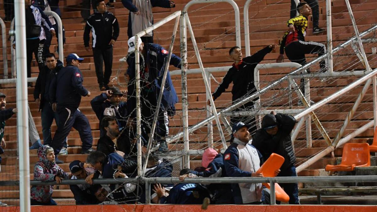 Incidentes entre hinchas de Quilmes y la Policía, Copa Argentina. Foto: Télam