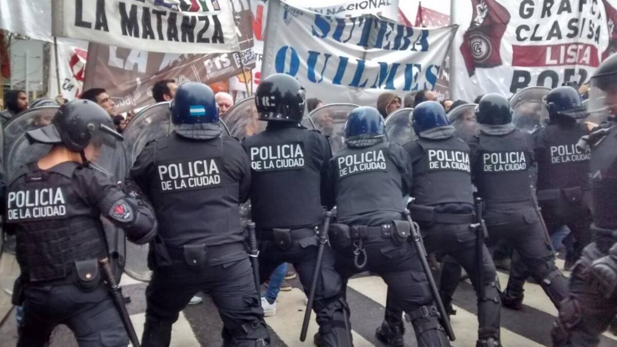 incidentes entre la Policía y trabajadores de Pepsico