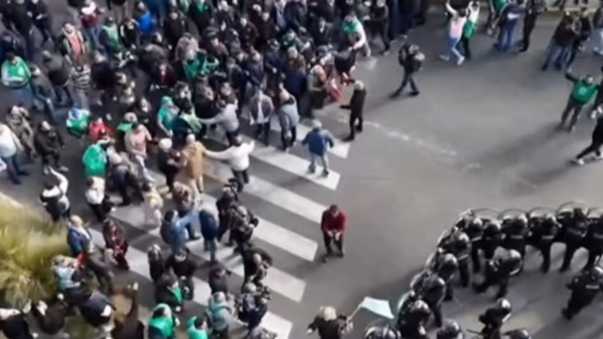 Protesta e incidentes en General Paz: la Policía desactivó una marcha de trabajadores en reclamo por el cierre de pymes