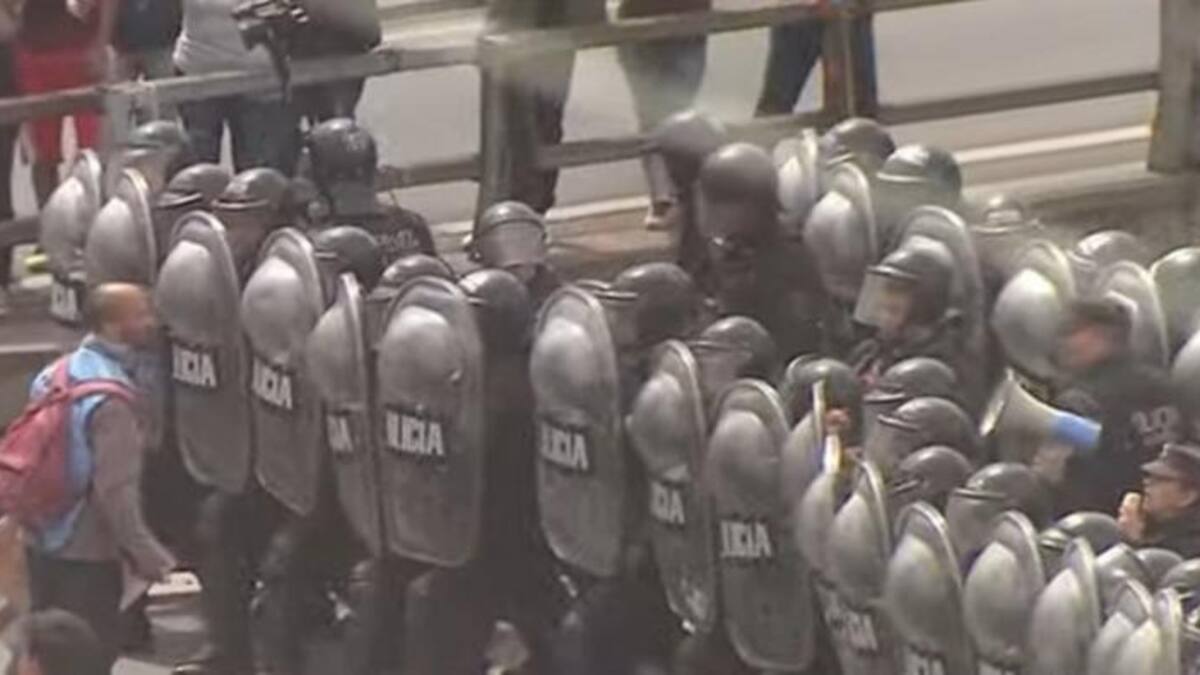 Incidentes entre manifestantes y la Policía en la Au 25 de mayo. Foto: NA.