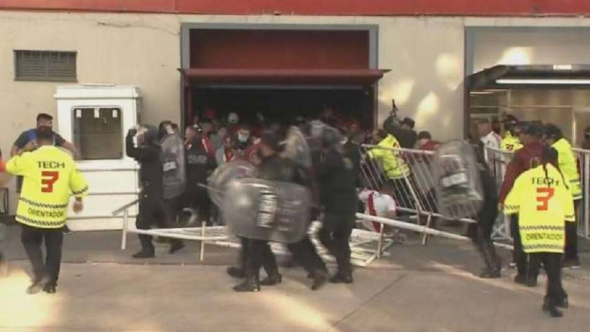 Incidentes para entrar al estadio Monumental terminaron con detenidos y sancionaodos por el club.