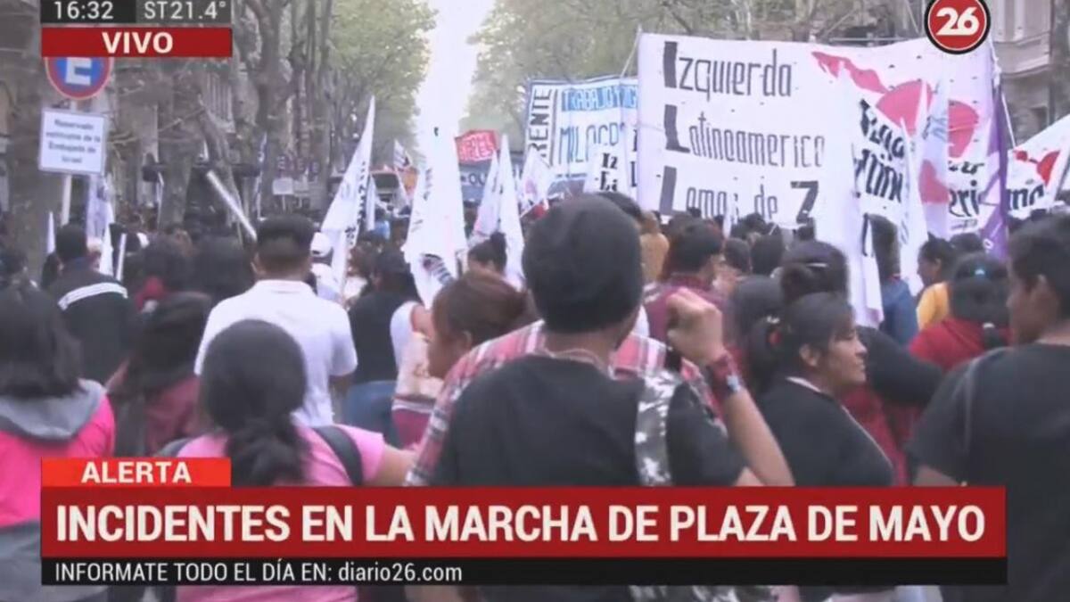 Incidentes y corridas en marcha de Plaza De Mayo