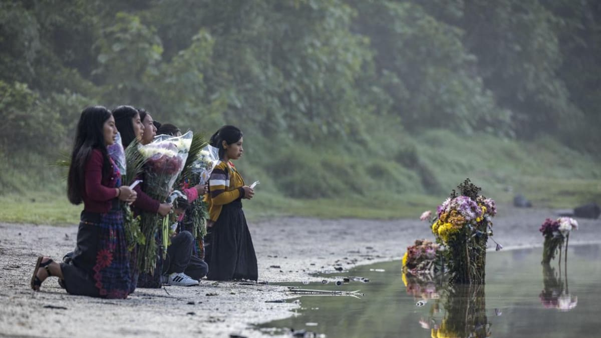 Indígenas hacen ofrenda en agradecimiento. Foto: EFE.