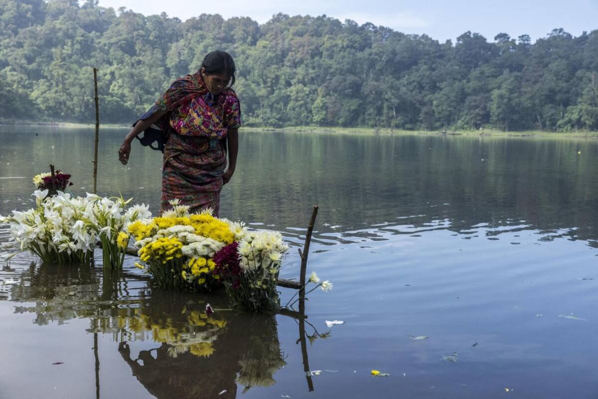 Indígenas participan en una ceremonia en la que agradecen a la naturaleza por la lluvia. Foto: EFE.
