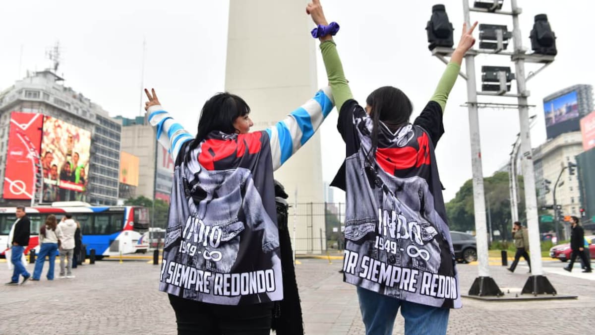 Muerte del Indio Solari: cientos de fanáticos se congregan en el Obelisco