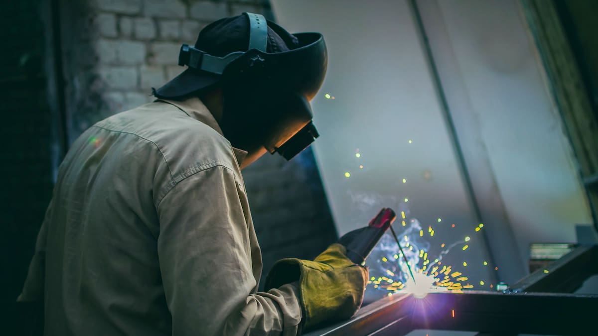 La industria sigue sin recuperarse: la producción cayó en julio y acumula una baja del 2%, según la Unión Industrial Argentina
