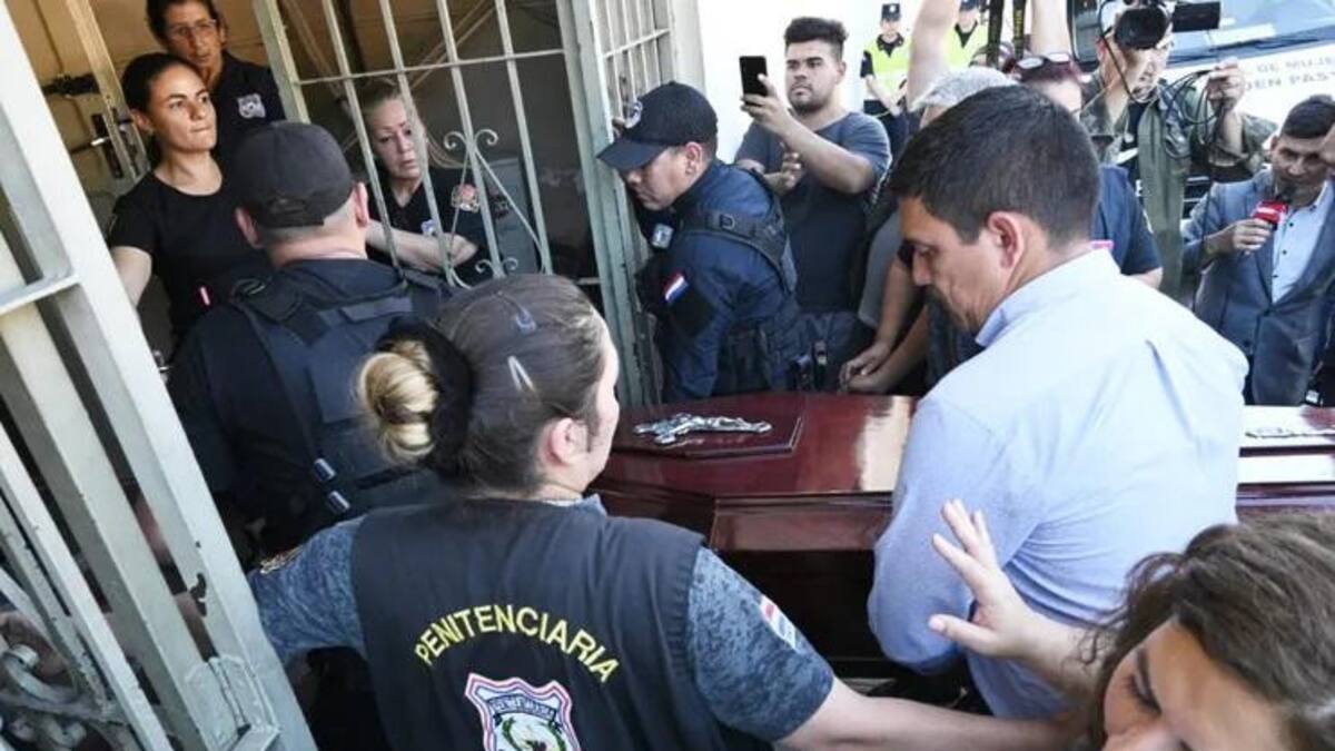 Ingreso de un ataúd a una cárcel en Paraguay. Foto: ABC