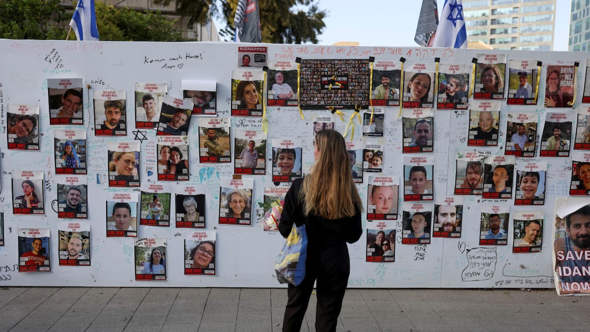 Instalación con fotografías de rehenes tomados por el grupo islamista palestino Hamás, en Tel Aviv. Reuters.