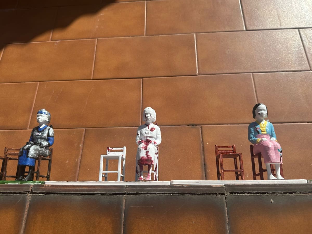 Instalación en memoria de la "Mujeres de consuelo" en el Barrio Coreano de Flores, en CABA. Foto: Gentileza Pilar Álvarez