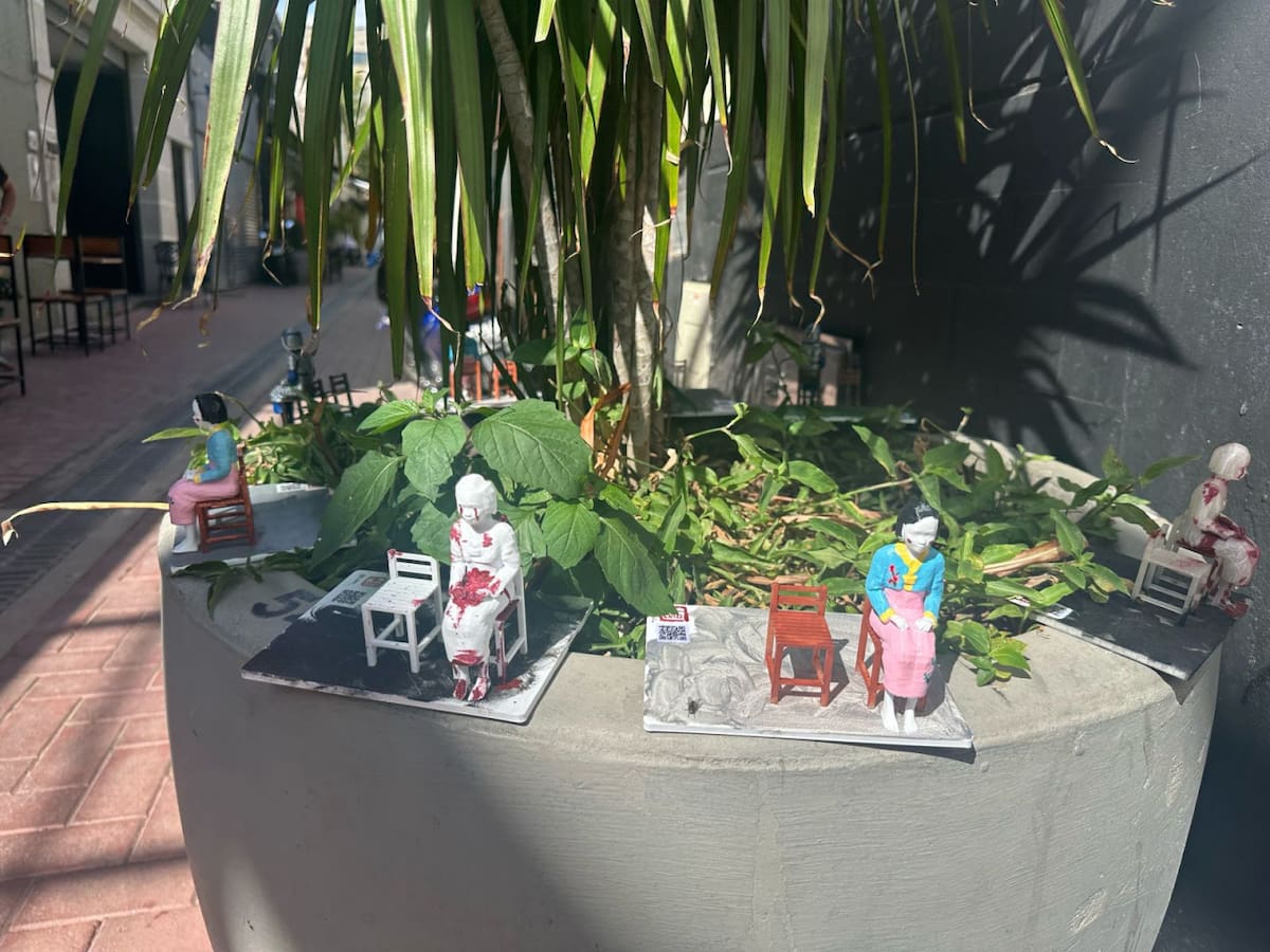 Instalación en memoria de la "Mujeres de consuelo" en el Barrio Coreano de Flores, en CABA. Foto: Gentileza Pilar Álvarez