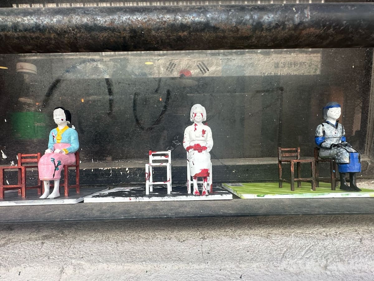 Instalación en memoria de la "Mujeres de consuelo" en el Barrio Coreano de Flores, en CABA. Foto: Gentileza Pilar Álvarez