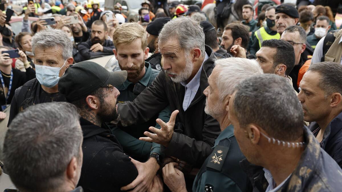 insultan y lanzan barro a la comitiva de los reyes de España en el epicentro del temporal en Valencia. EFE