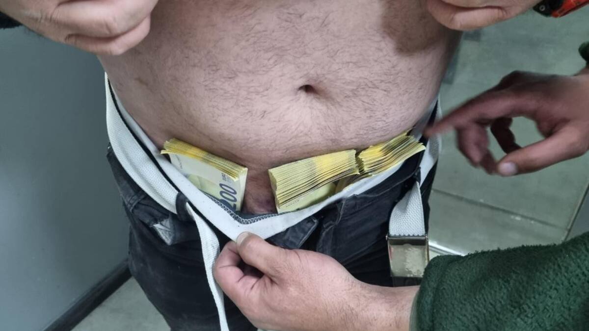 Intentaban ingresar 200 mil euros en su cuerpo. Foto: Aduana