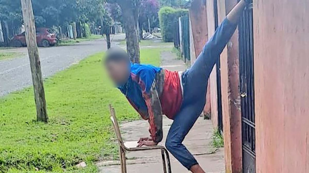 Intentó ingresar a una vivienda de San Miguel para robar y terminó con el pie clavado en la reja. Foto: X / ViaSzeta.