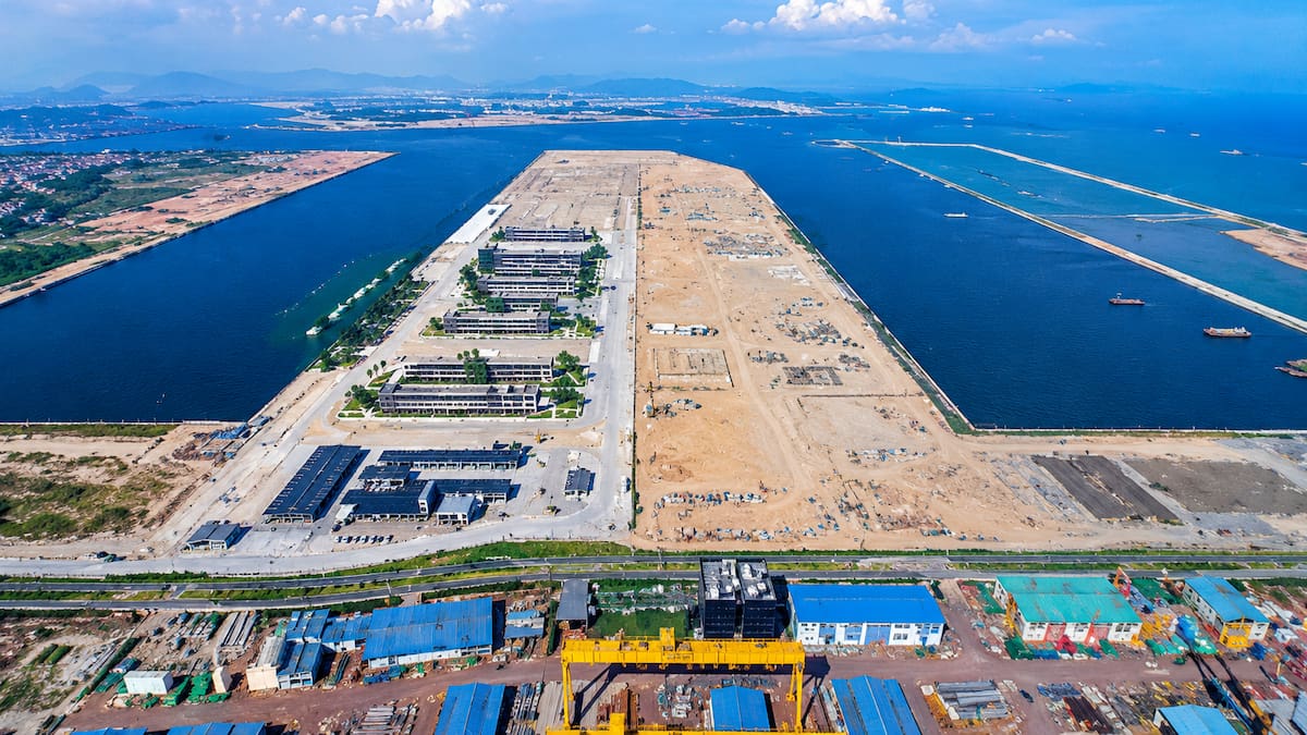 Una muralla de “edificios” bajo el mar: así se construye el megapuerto automatizado con el que Singapur quiere duplicar su capacidad