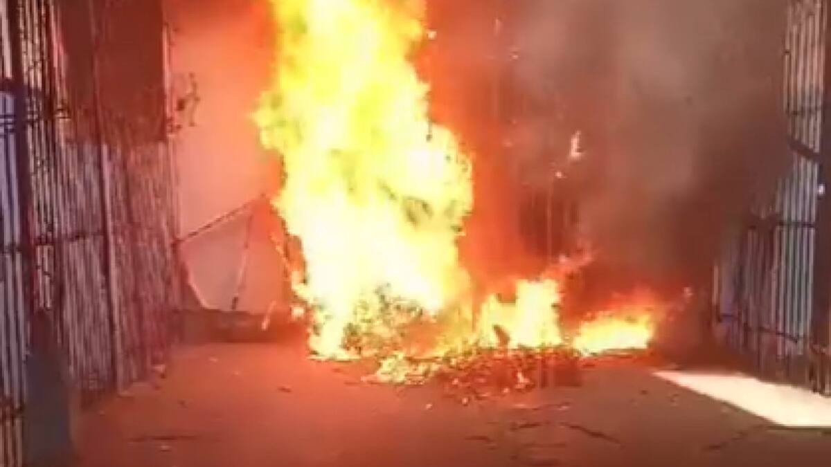 Internos queman objetos en forma de protesta. Foto: Twitter @agparaguay